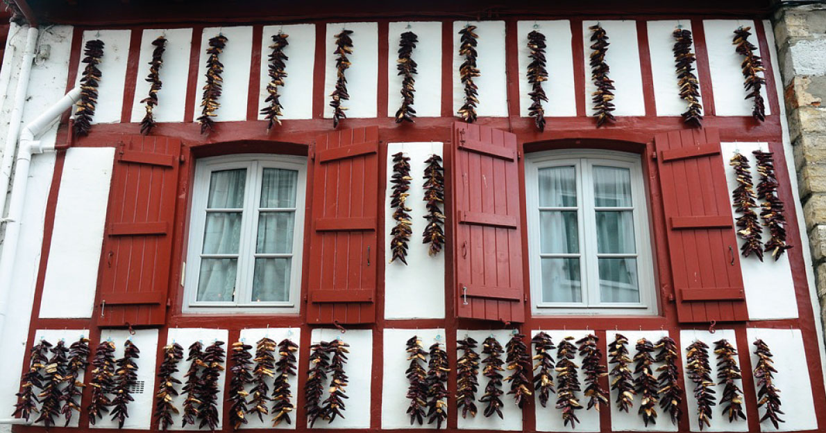  Piment d’Espelette sur maison basque.